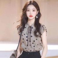 ราคา เสื้อเชิ้ตแขนพองลายจุดสไตล์จีนใหม่สำหรับผู้หญิง ดีไซน์เก๋ไก๋ สง่างาม ฤดูร้อน แขนสั้น คอปกจีบ เสื้อเชิ้ตคอปกจีบ (24317823209)