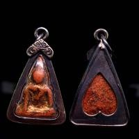 ราคา จี้พระ พระเครื่อง พระนางพญาพิมพ์เล็ก กรุวัดนางพญา จ พิษณุโลก เนื้อผงเก่า เลี่ยมกรอบเงินเก่าขนาด2 0 3 5ซม (17443156081)