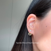ราคา Pinch Sparkle Pretzel Stud Earrings ต่างหูเพรทเซลประดับเพชร เงินแท้ silver 925 (24583174422)