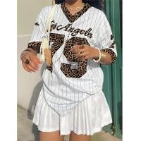 ราคา เสื้อยืดคอวีแขนสั้นพิมพ์ลายตัวเลขและตัวอักษรสำหรับผู้หญิง SHEIN Slayr เสื้อยืดลายกราฟิกฤดูร้อน เสื้อเบสบอล (22986162401)