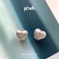 ราคา Pinch Metallic Stud Earrings ต่างหูเมทัลลิครูปหัวใจ เงินแท้ silver 925 (23919981557)
