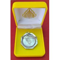 ราคา เข็มกลัดที่ระลึก เข็มสถาปนาในหลวง ร 10 พร้อมกล่อง เหรียญที่ระลึก งานคมชัด สวยงาม แท้ 100 ไม่แท้ยินดีคืนเงิน (24079346994)