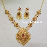 ราคา สร้อยคอพร้อมต่างหูหนีบ ปิ่นปักผม กำไลข้อมือ สร้อยสังวาลย์ เข็มขัด เครื่องประดับชุดไทยสีทองงานลงยา ชุดที่010 แบบแยก (24000499920)