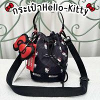 ราคา พร้อมส่ง กระเป๋าHello Kitty กระเป๋าสะพายข้างทรงถัง พร้อมพวงกุญแจ กระเป๋าแฟชั่นลายคิตตี้ ปรับสายสะพายได้ ผ้าไนล่อน (23800628209)