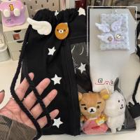 ราคา กระเป๋าเป้สะพายหลังผ้าใบลายดาวสีดำความจุขนาดใหญ่สำหรับนักเรียน กระเป๋าสะพายไหล่แบบลำลอง ปิดด้วยเชือกผูกหัว (24269861849)