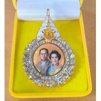 ราคา เข็มกลัดล้อมเพชร พระบรมฉายาลักษณ์ ในหลวง ร 9 และ พระพันปีหลวง พร้อมกล่อง (23415176940)