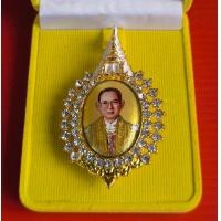 ราคา เข็มที่ระลึก ในหลวง ร 9 เข็มกลัดล้อมเพชร เข็มกลัดประดับคริสตัล พร้อมกล่อง งานสวยงาม ละเอียด คมชัด (23417695834)