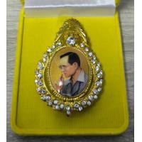 ราคา เข็มกลัด พระบรมฉายาลักษณ์ ในหลวง ร 9 พร้อมกล่อง (23487675165)