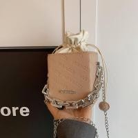ราคา กระเป๋าสะพายข้างทรงกล่องขนาดเล็กสำหรับผู้หญิง สายโซ่เงิน กระเป๋าใส่โทรศัพท์มือถือ กระเป๋าสะพายข้างแบบสะพายไหล่ข้างเดียว (24303374801)