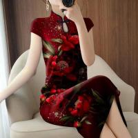 ราคา ชุดกี่เพ้าแขนสั้นลายดอกไม้ขนาดใหญ่สีแดงไวน์ ชุดเดรสยาวปานกลางสไตล์เรียบง่าย ชุดกี่เพ้าสไตล์จีน ชุดราตรี (23077037475)