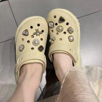 ราคา Crocs หัวเข็มขัดตกแต่งรองเท้าแบบสวมส้นแบนแบบสวมหัวเข็มขัดตกแต่งด้วยหินประดับเพชรและมุกสีพื้นสำหรับฤดูใบไม้ผลิปี 2024 (22205327883)