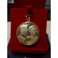 ราคา เหรียญที่ระลึก2พระองค์ในหลวงรัชกาลที่9 และพระพันปีหลวงเหรียญพระราชทาน งานเลี่ยมทองไมครอนเกรดAกันน้ำ 3กษัตรย์ พร้อมกล่องกำมะหยี่ (18091403770)