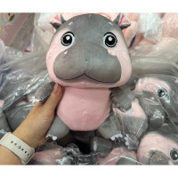 ราคา ตุ๊กตา moo deng hippo plush ฮิปโป้เด้ง ตุ๊กตาผ้าพลัฌ หมูเด้ง หมูเด้งๆๆ ถือหัวใจ ของเล่นเด็ก ของขวัญวันเกิด (23506945720)
