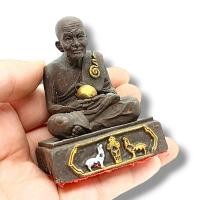 ราคา หลวงปู่ทวด วัดเจดีย์ เป็นหลวงปู่ทวดนั่งสมาธิตรงฐานเป็นไอ้ไข่ เนื้อเหล็กน้ำพี้ ขนาดตั้งบูชาหน้ารถถือเป็นรุ่นที่เป็นมงคลมาก (19121405297)