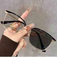 ราคา แว่นตา แว่นตาเปลี่ยนสี แว่นสายตาสั้น แว่นกันแดด ยูวี400 ปรับแสงอัตโนมัติไร้ขอบที่กรองแสงสีฟ้า (24167411378)