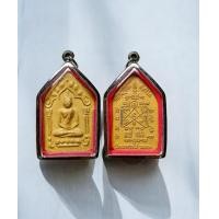 ราคา ขุนแผน หลวงปู่ทิม เสน่ห์แรง เนื้อผงพรายกุมา หลังฝังตะกรุดเรียกว่า ตะกรุดสาริกาคู่ พร้อมกรอบแสตนเลส (23761385825)