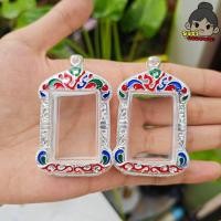 ราคา จัดส่งเร็ว กรอบพระสมเด็จ กรอบพระเงินผสม ลงยา2ด้านคละสี กว้าง2 5 สูง3 6ซม ลงยาคละสีแดงน้ำเงินด้านหน้าและด้านหลัง ขนาดจอกระจก มีห่วงและยางรองแถมให้พร้อมใส่ (23939068106)