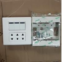 ราคา ชุดสวิตซ์ไฟสำเร็จ Zeberg สวิตซ์ 3 ช่อง เต้ารับเดียว 3 ช่อง พร้อมหน้ากาก6ช่อง บล็อกลอย4x4 สีขาว (19674010147)