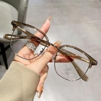 ราคา แว่นอ่านหนังสือน้ำหนักเบากันสีฟ้าลายไม้ย้อนยุคสำหรับผู้ชายและผู้หญิงแว่นสายตายาวกรอบคิ้วครึ่งกรอบที่สง่างาม (24399176200)