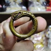 ราคา บ่วงงูกินหาง หลวงปู่ศุข วัดปากคลองมะขามเฒ่า มีอานุภาพทั้งเป็นแหวนพิรอดและเป็นบ่วงนาคบาศเนื้อทองเหลืองเก่า พุทธาภิเษกแล้ว (8999898690)