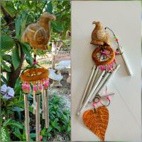 ราคา โมบายนกคุ้ม นกคุ้มไม้สักแกะสลักลายเส้นปัดสีแป้งร่องเส้นสีขาว โมบายกุ๋งกิ๋งรับลมตกแต่งสถานที่ เสริมฮวงจุ้ย แก้เคล็ด สินค้า1ชุด (10521921748)