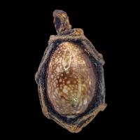 ราคา K416 เบี้ยแก้ หลวงพ่อเปิ่น มหาเศรษฐี อุดตะกรุดทอง วัดบางพระ นครปฐม ถักเชือก ขนาด 2 5X4 5 ซม (14797303036)