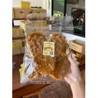 ราคา น้ำอ้อยกะทิ ขนาด 500g เป็นน้ำตาลที่ได้จากการเคี่ยวมะพร้าวแก้ว เอามาเคี่ยวจนหนืด ใช้เวลาเคี่ยว 3 4 ชั่วโมง ทำเป็นแผ่นผสมเนื้อเศษมะพร้าวแก้วด้านใน ใช้ทำกับข้าว น้ำจิ้ม น้ำปลาหวาน ชงชา ส้มตำ (14153317819