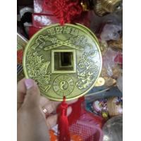 ราคา ที่แขวนห้อยมงคล ด้านหน้ายันต์หยินหยาง มังกรคู่หงษ์ ดาบกันสิ่งไม่ดี ด้านหลัง อักษรจีนมงคลเจียวใช้จริงป้อ เงินทองไหลมาเทมา งานโลหะขนาด3 4นิ้ว ราคา99 บ (22869220591)