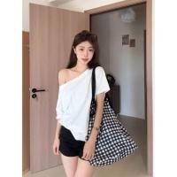 ราคา NIkyLundun สีขาวมุมเฉียงเปิดไหล่โชว์ไหปลาร้าเซ็กซี่เปิดไหล่แขนสั้นเสื้อยืดผู้หญิงต้นฤดูใบไม้ร่วงหลวมสบายไหล่ (24296174651)