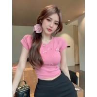 ราคา เสื้อยืดแขนสั้นดีไซน์คอปีกผูกโบว์ ปักลายดอกไม้สุดหวาน (24566001158)