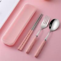 ราคา RuiMing ชุดช้อนส้อม 3 ชิ้น ชุดช้อนส้อมสแตนเลสสำหรับนักเรียนโรงเรียนและเจ้าหน้าที่สำนักงานช้อนส้อมตะเกียบไม้ไผ่พร้อมกล่องของขวัญ (24301566474)