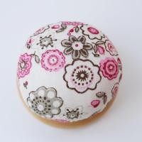 ราคา หมอนปักเข็ม ฐานไม้ ขนาด 7 ซม หมอนเข็ม ใช้สำหรับปักเข็มหมุด เข็มเย็บผ้า (24357040922)