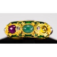 ราคา SUPER FLASH SALE R75 ชื่อแบบ มณฑา แหวนทรงพิรอดพลอยนพเก้าลงยาสีราชาวดีประดับพลอย มรกต Emerald เฉพาะไซส์54 (1590576980)