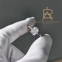 ราคา แหวนเงินแท้เม็ดชู ฝังเพชร Moissanite 3 กะรัต Long cushion cut ฝังบ่าข้าง ชุบทองคำขาว (24820026637)