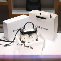 ราคา กระเป๋าสะพายข้างทรงกล่องหนังแท้ MACK KEVIN สำหรับผู้หญิง กระเป๋าสตางค์ทรงกล่องสี่เหลี่ยมสีดำและสีขาว กระเป๋าถือแบบมีซิป กระเป๋าสะพายข้างแบบมีสายรัดแบบลำลอง (22534638740)
