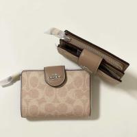 ราคา พร้อมส่งที่ไทย แท้ 100 COACH MEDIUM CORNER ZIP กระเป๋าสตางค์ 2 พับ (22704210330)