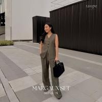 ราคา Taupe brand Margaux Set เซตชุดเทเลอร์ เสื้อ กางเกง ตัดเย็บจากผ้าสูทคุณภาพพรีเมียม ทรงสวย ใส่สบาย มอบลุค Quiet Luxury ที่เรียบหรู ดูแพง สีสวยช่วยเสริมลุคให้ดูคุณหนูทันสมัย เหมาะกับทั้งวันทำงานและโอกาสพ