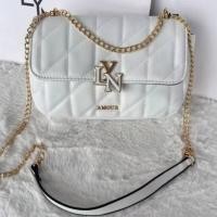 ราคา กระเป๋าสะพายข้างเเบบใหม่ LYN คอลเล็คชั่นใหม่ ขนาด 9 นิ้ว พร้อมถุงผ้า มีหนังรองบ่า เเต่งโซ่ด้านหน้า มี 6 สี ครีม ชมพู ดำ ฟ้า ขาว น้ำตาล (21607772384)