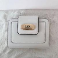 ราคา กระเป๋าสตางค์ใบสั้น กระดุมปิดใหญ่ LYN มี 5 สี มีป้ายราคา ถุงผ้า และ กล่อง ชุดของขวัญ จะได้รับ ถุงกระดาษ และ ผูกริบบิ้น (23121234759)