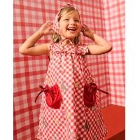 ราคา Lil Lapins Lil Blooms Strawberry Gingham Midi Dress 100 Cotton เดรสแขนกุด ปกระบาย กระเป๋าสตรอเบอรี่ผูกโบว์ 2 ใบ ด้านหลังผูกโบว์ใหญ่แบบน่ารัก ผ้าพิมพ์ลายเอกลักษณ์ของแบรนด์ มีซับใน (24516732355)