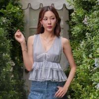 ราคา LUCA STUDIO Ice Blue Emilia top เสื้อผ้าKorean satin สีฟ้าอมขาว Ice Blue ตกแต่งลูกไม้บริเวณคอวีและแขนกุด ตัดต่อรูดระบายช่วงเอวสองชั้น พร้อมแต่งลูกไม้ที่ชายเสื้อและเพิ่มดีเทลด้วยผ้าลูกไม้กลางอกสำหรับผู