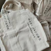 ราคา กระเป๋าผ้า Marc Jacobs Tote Bag ผ้าหนาสินค้าแท้ สกรีนไม่แตกลายโลโก้ชัดเจน จุของได้เยอะ (21649299022)