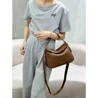ราคา YUNABEE 99165 กระเป๋าแบรนด์แท้ ขนาด 10 นิ้ว ทรง Baguette Roof Bag กระเป๋าเป็นPUทั้งใบ ดีเทลกระเป๋าครอสบอดี้ทรงขนมปังฝรั่งเศสและทำฝาเปิดปิดด้านบน Designสไตล์มินิมอลสวยสุดหรู ด้านในเรียบหรูสุดๆ จะถือหิ้