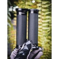 ราคา ใหม่ ปลอกแฮนด์ R CNC ลายสวย เนื้อยางละเอียด ขอบอลูมินเนียมคุณภาพสูง กระชับ ไม่ลื่น ใช้งานดี พร้อมตุ้มปลายแฮนด์ ครบชุด สำหรับ Lambretta Vespa Pocenti (18456945560)