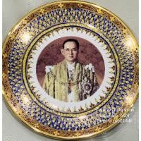 ราคา ชุดของขวัญ จานโชว์ เบญจรงค์ จานรูปในหลวง รัชกาลที่9 มีกล่องผ้าไหม ขาตั้งจาน ของที่ระลึก รับไหว้ งานแต่ง เกษียณ วันเกิด (21341938415)