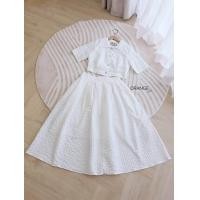 ราคา ชุดเซ็ตสีขาวสวยคลาสสิค 3XL 5XL Set2ชิ้น ชุดสาวอวบเสื้อสีขาวแขนสั้นกระดุมหน้า กระโปรงทรงบานผ้าอัดลาย งานป้าย Orange Juice (24918473181)