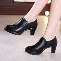 ราคา รองเท้าทํางานส้นสูงกันน้ํารองเท้าแพลตฟอร์มด้านล่างหนา หนัง รองเท้าปากลึกสําหรับผู้หญิง ฤดูใบไม้ร่วง ฤดูหนาว รองเท้าขนาดใหญ่ (11742808078)