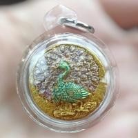 ราคา เลี่ยมพร้อมใช้ พญานกยูงคำนำโชค รุ่นแรก เนื้อว่านทาทองเพ้นท์สี เจ้าปู่จั่นต่า มวลสารครูบาออ ครูบาจันทรังษี ครูบากฤษดา สร้างแค่ 188 องค์เท่านั้น (21654544353)
