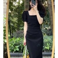 ราคา HOT14 พร้อมส่ง ชุดเดรสสีดำสไตล์เกาหลีสลิม Slim Slim Midi Dress เดรสสีทึบคอเหลี่ยมแขนสั้น (20915060939)