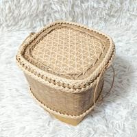 ราคา กระติ๊บข้าวเหนียวสานจากคล้า กระติ๊บข้าวทรงสี่เหลี่ยม เย็บด้วยหวายแท้ (22972850761)